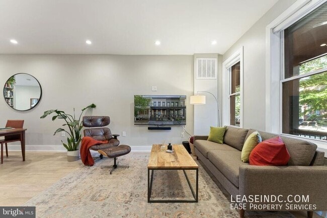 Building Photo - 121 15th St SE