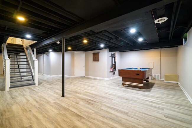 Building Photo - 38291 River Park Dr