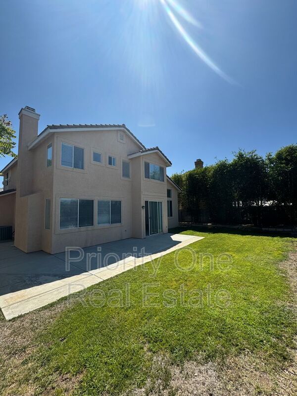 Building Photo - 560 Calle Capistrano