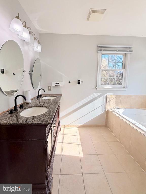 Building Photo - 33 Christopher Way