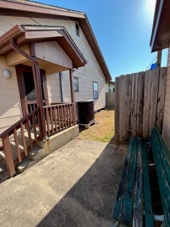 Building Photo - 1523 Avenue O