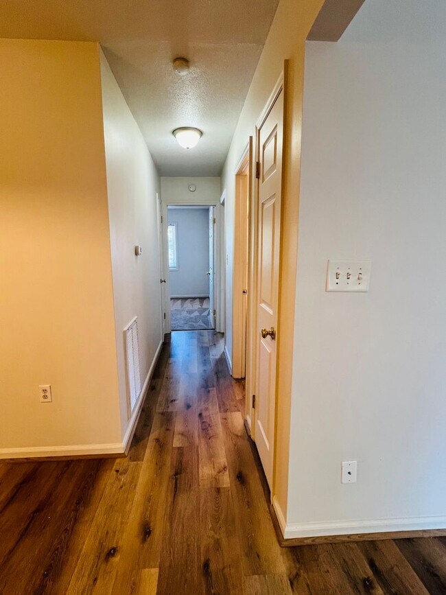 Building Photo - Large 2BR/1.5 bath apartment!