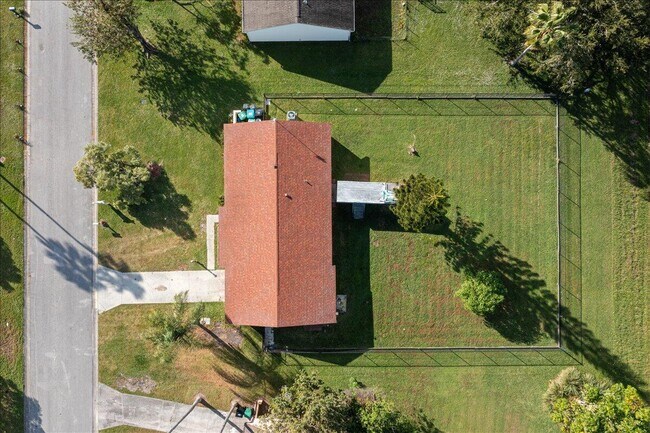 Building Photo - 1433 SE North Balcourt Ct
