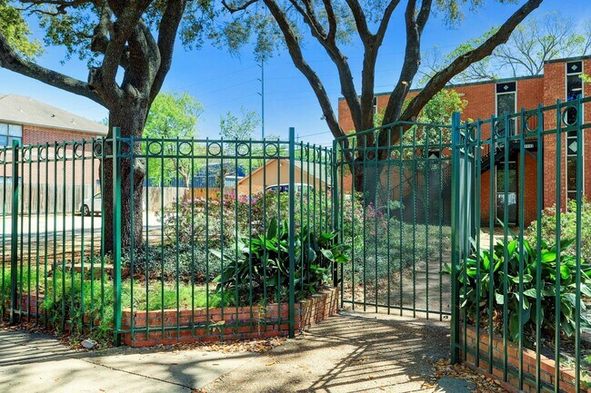 Building Photo - 1112 Lawrence St