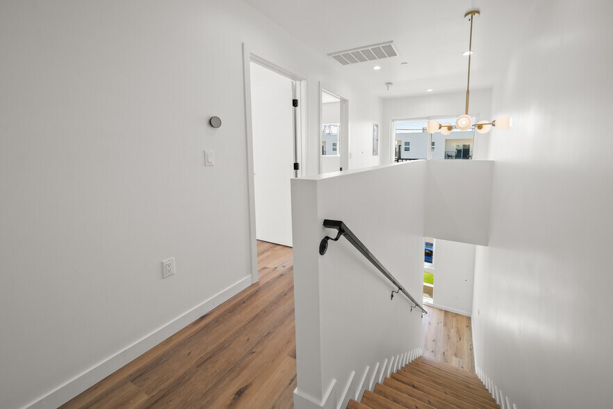 Building Photo - 6049 Craner Ave