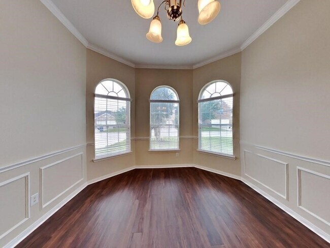 Building Photo - 439 Pinewood Ridge Dr