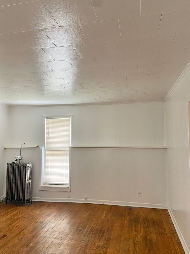 Building Photo - 557 6th Ave S