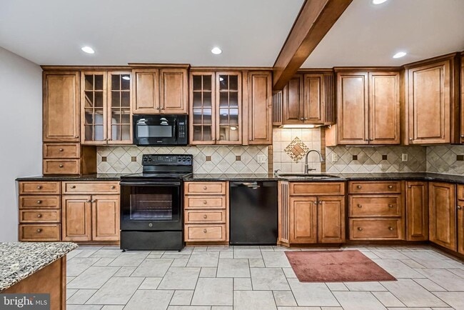 Building Photo - 9929 Hemlock Woods Ln