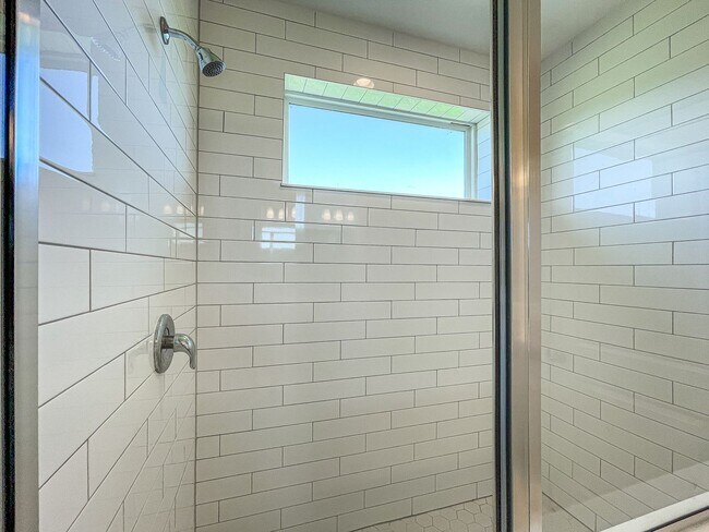 Building Photo - Silverleaf 4/3 w water view!!