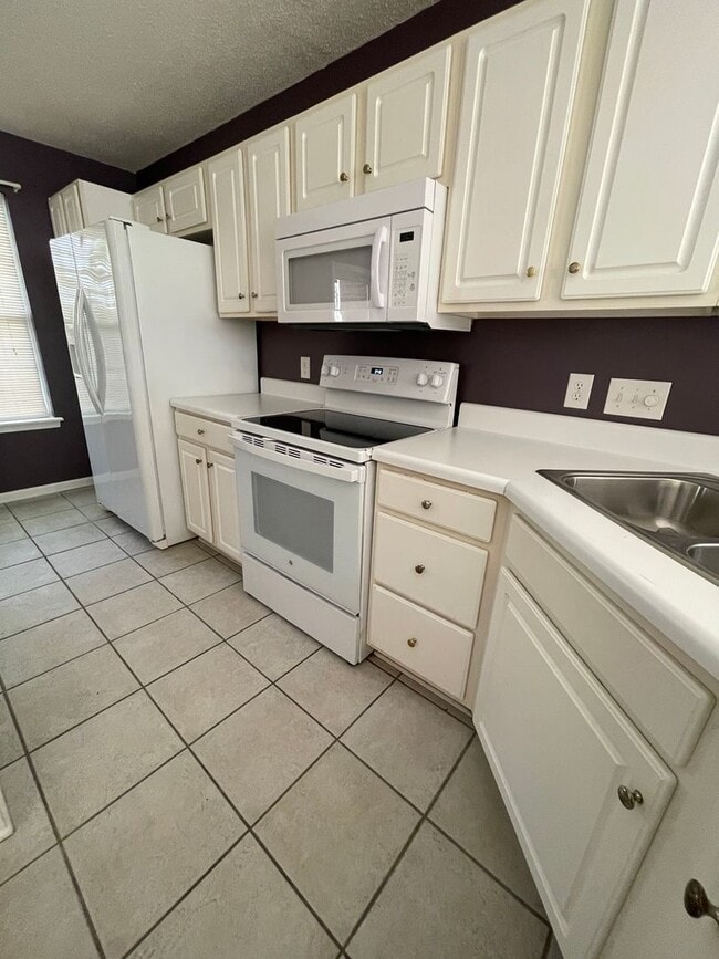 Building Photo - Townhouse with Owner's Suite on main level...