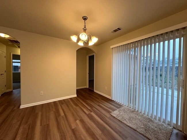 Building Photo - Well maintained home in desirable neighborhood!