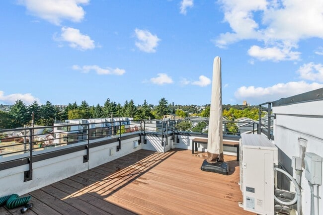 Building Photo - 2Bd/1.75Ba Seattle Townhouse