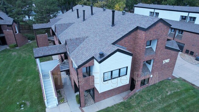 Building Photo - 1741 Ridgehaven Ct