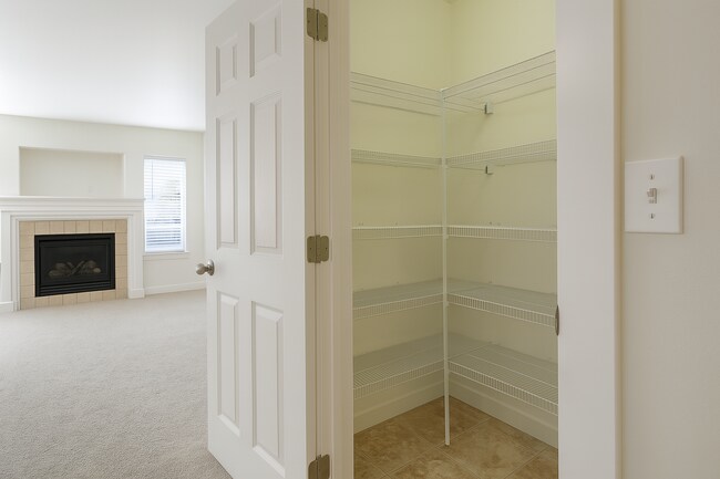 Building Photo - Gorgeous 3x2.5 duplex unit with a fenced b...