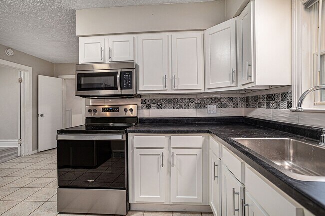 Building Photo - $950 2 Bedroom 1 bathroom apartment Fully ...