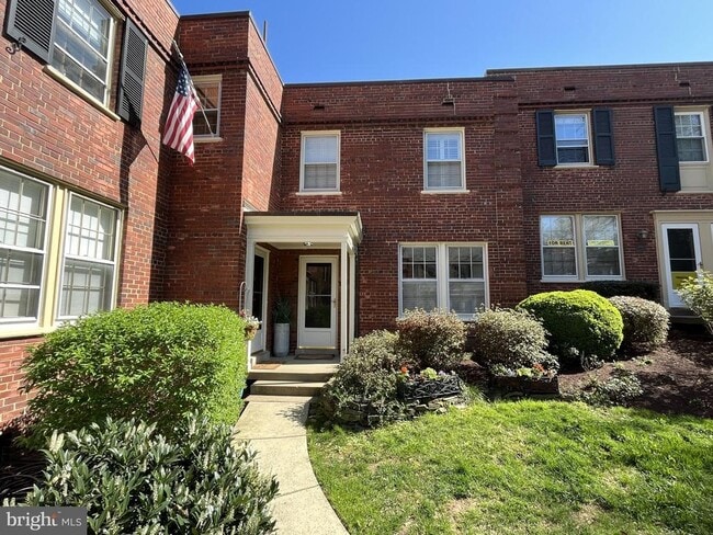 Primary Photo - 1201 S Barton St