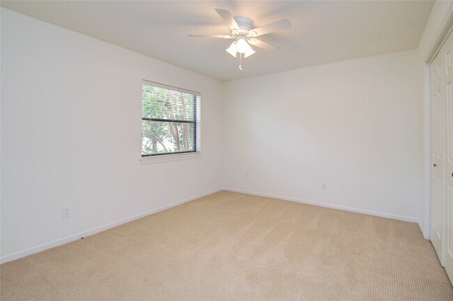 Building Photo - 6 Town Oaks Pl