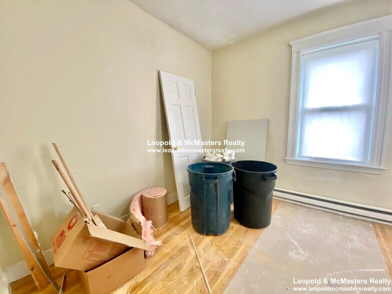 Building Photo - 19 Roseclair St