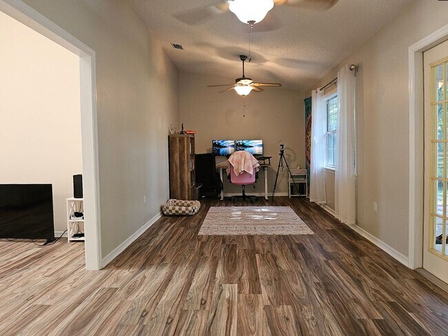 Building Photo - Charming 2 Bed, 2 Bath Home for Rent in Sp...