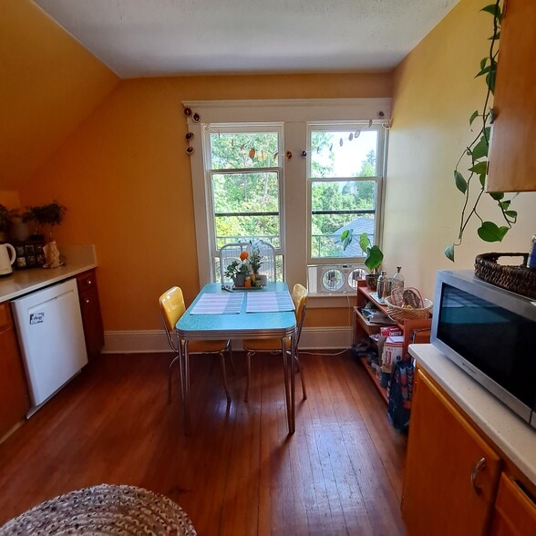 Kitchen with furnishings - 555 N Simpson St