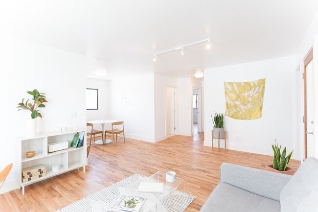 Building Photo - 252 S Ave 18