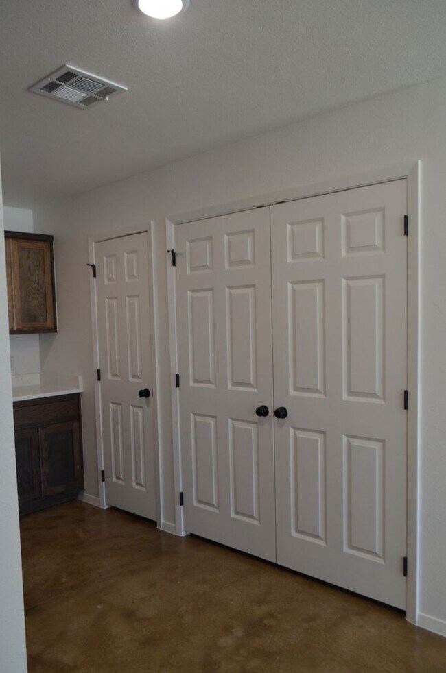 Building Photo - 977 Cline Dr