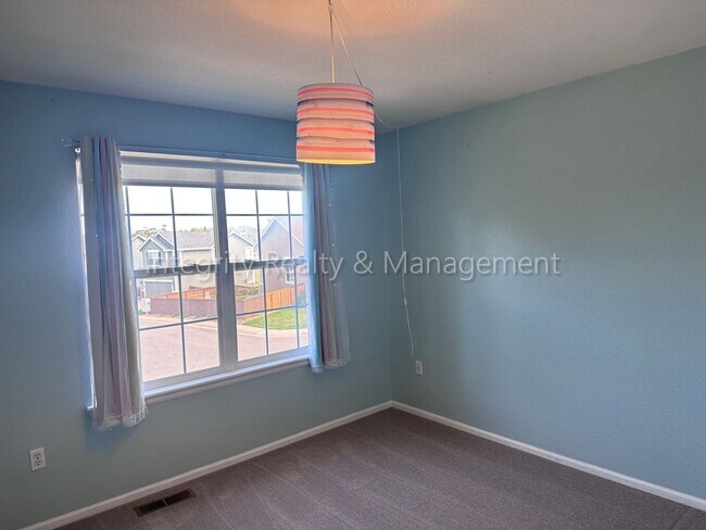 Building Photo - 10163 Foxridge Cir