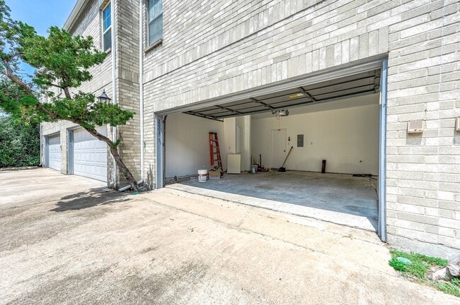 Building Photo - 6000 Reims Rd