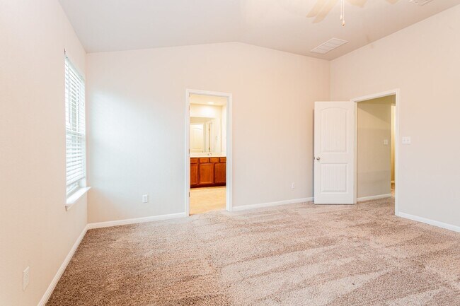Building Photo - Bright & Spacious 5-Bedroom, 3-Bath Home i...