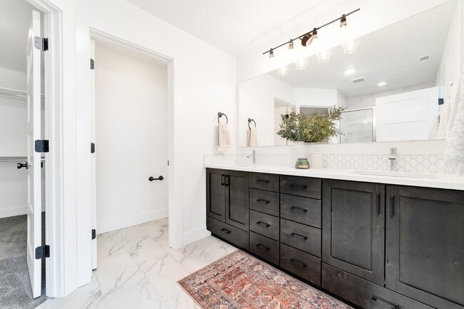 Building Photo - Low Maintenance Meridian Townhome!