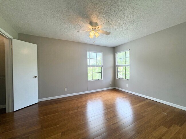 Building Photo - 1/1 Condo in Gated Lakefront Community of Altamonte Springs!