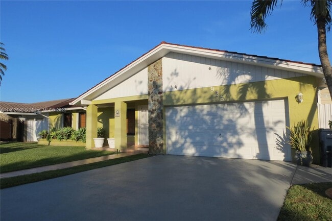 Building Photo - 925 SW 94th Ct