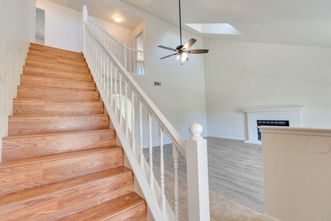 Building Photo - BEAUTIFUL 4 BEDROOM HOME WITH SWIMMING POOL!