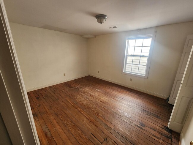 2nd Bedroom - 2111 E Marshall St