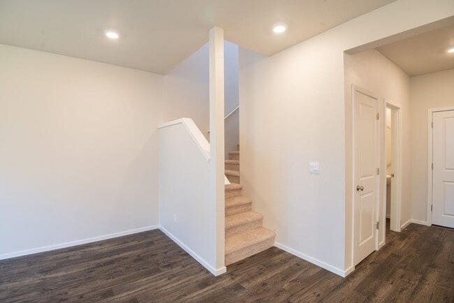 Building Photo - Beautiful newer construction 4 bed, 2.5 ba...