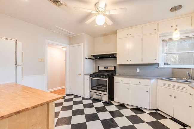 Building Photo - 3302 Hemlock-