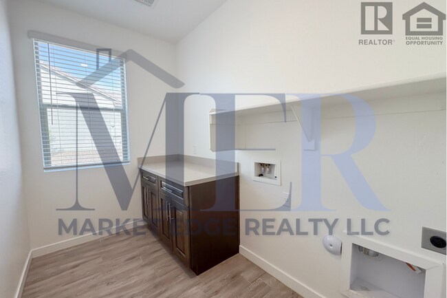 Building Photo - 2Bed/2Bath Gated Turnkey Home in Wickenbur...
