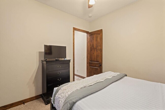 Building Photo - 1922 N Pebble Beach Dr