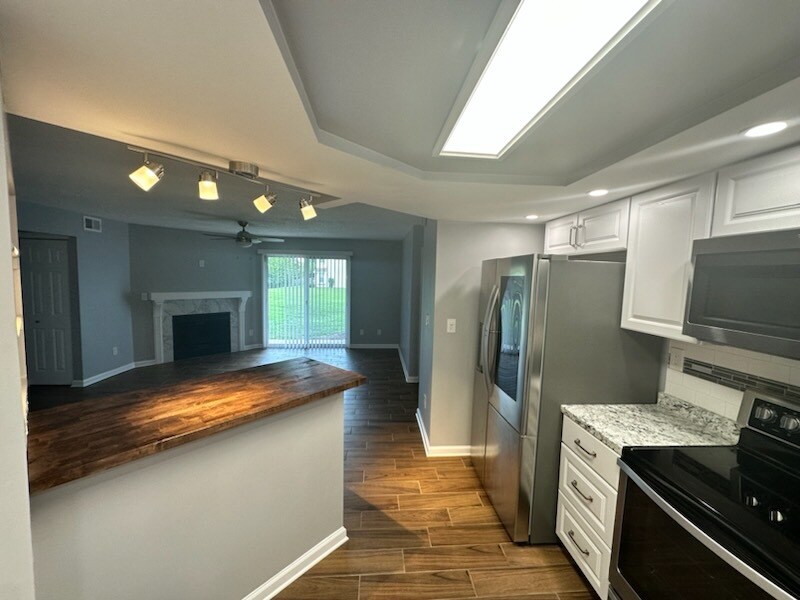 Kitchen bar - 1709 Rock Bridge Mews