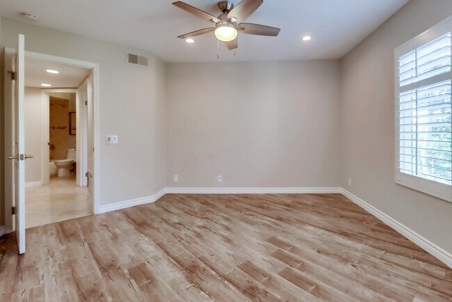 Building Photo - 6960 Golfcrest Dr