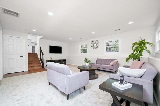 Building Photo - 1668 Hidden Valley Dr