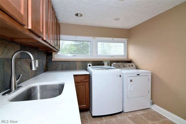 Building Photo - 381 Hickory Hill Rd