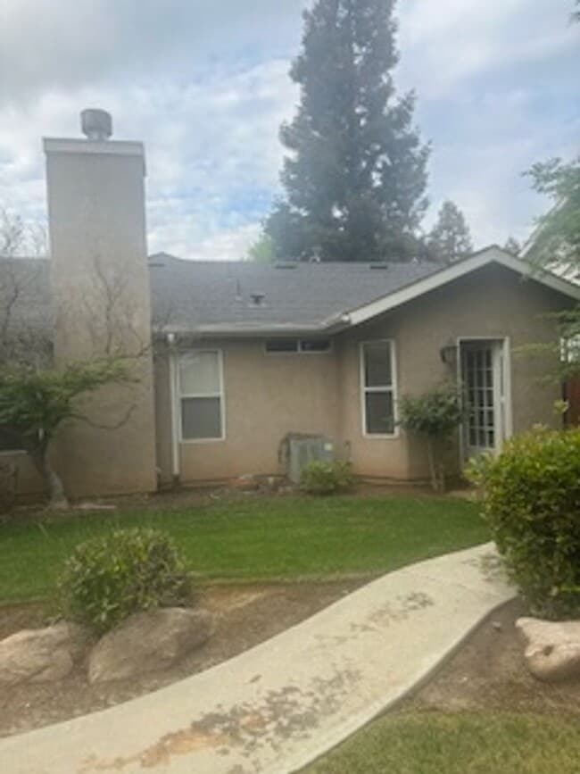 Building Photo - Nice 2 bedroom home + den or office that c...