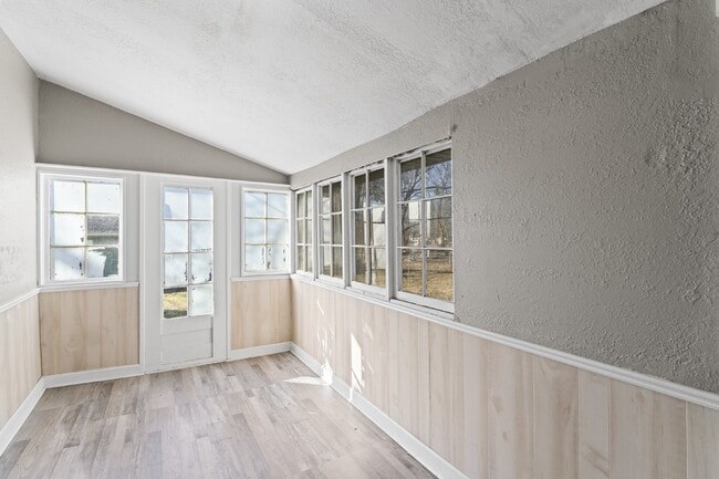 Building Photo - Charming 2 Bed, 1 Bath Lenexa Home with Modern Amenities!