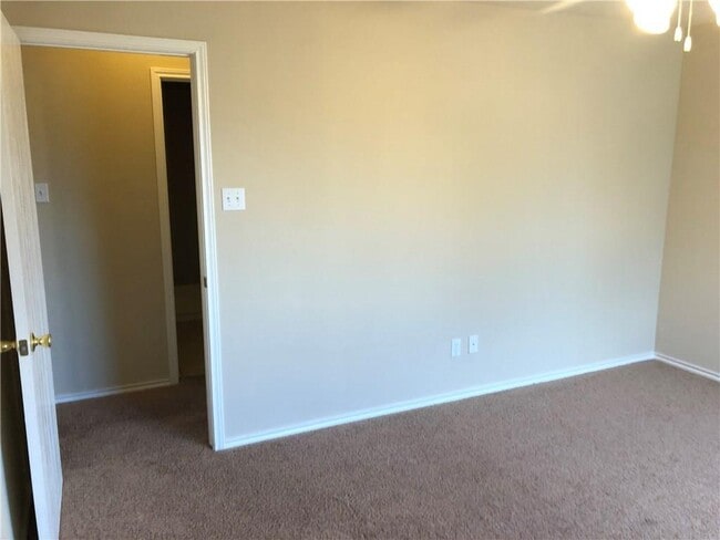 Building Photo - 711 Encanto Dr