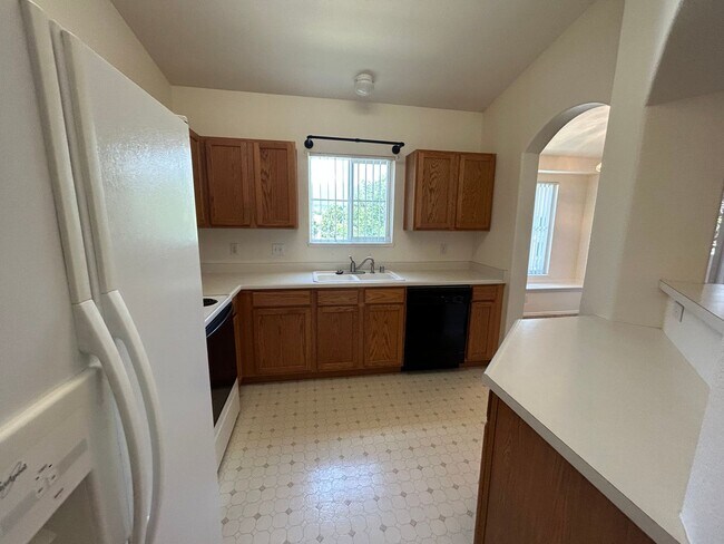 Building Photo - Spacious 2 bedroom and 2 bath.