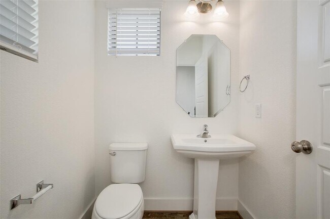 Building Photo - 620 Golden Glory Rd