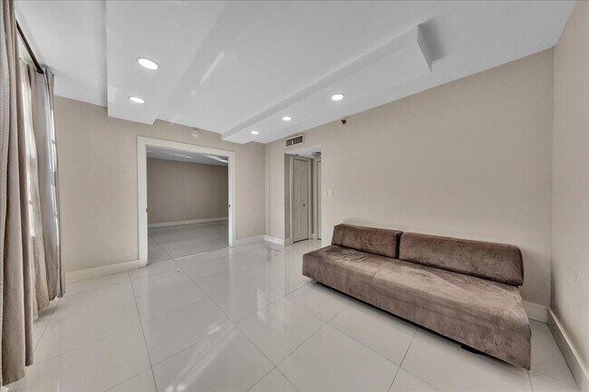 Building Photo - 3520 Oaks Way