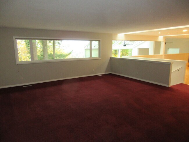 Building Photo - Beautiful Three Bedroom in the Hills of South Salem