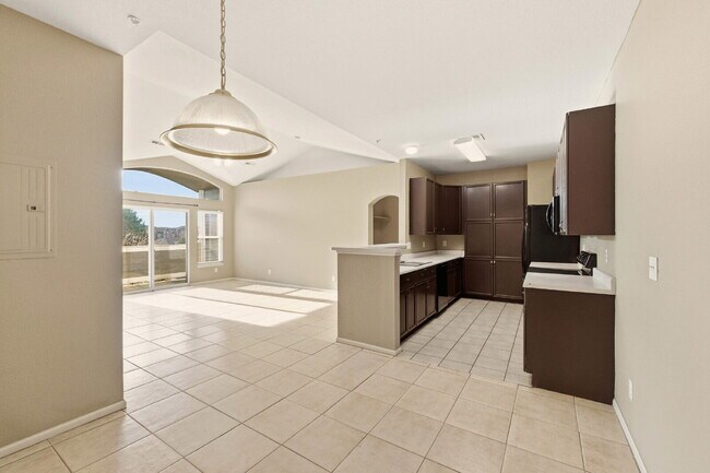 Building Photo - 2 Bed 2 Bath Condo With Balcony!